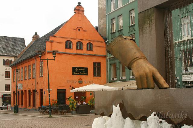Norwegia (3011).JPG - Oslo - Chrytiania Torv (fontanna rękawica Chrystiana IV)
